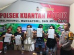 Tindaklanjuti Laporan Warga, Polsek Kuantan Mudik Tertibkan Warung Remang-remang di Bukit Betabuh