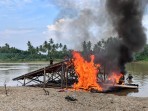 Polsek Cerenti Tindak Lanjuti Laporan Contact Center 110, Empat Rakit PETI Dimusnahkan di Desa Pulau Busuk
