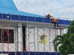 Abaikan Keselamatan, Buruh Bangunan Kantor KSOP Dumai Bekerja Tanpa Menggunakan No Body Harness