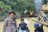 145 Rakit PETI Dimusnahkan Personil Gabungan TNI-POLRI dan Instansi Terkait, Sepanjang Sungai Kuantan