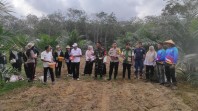 Polsek Benai Dukung Ketahanan Pangan, Laksanakan Penanaman Benih Jagung Pipil di Desa Geringging Baru