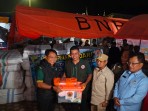 Bupati Padang Pariaman John Kenedy Azis Salurkan Bantuan Bencana Banjir Bandang ke Pemerintah Kabupaten Solok