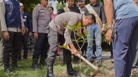 Kapolres Kuansing Pimpin Green Policing di Pangean, Penanaman Bibit Jadi Komitmen Bersama Lestarikan Lingkungan
