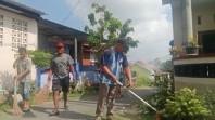 Semarak Gotong Royong, Warga Blok G Bumi Air Raja Bersihkan Lingkungan