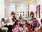 Bupati Solok Sambut Langsung Dengan Tangan terbuka Uluran Bantuan dari Telkomsel