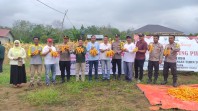 Polres Kuansing Dukung Panen Raya Jagung Pipil di Desa Koto Taluk untuk Ketahanan Pangan Nasional