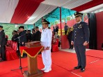 Wakil Bupati Candra Pimpin Upacara Penurunan Bendera HUT ke-81 RI di GOR Batu Batupang