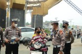 Polres Kuansing Bagikan Masker kepada Pengguna Jalan, Imbau Masyarakat Jaga Kesehatan di Tengah Udara Berasap